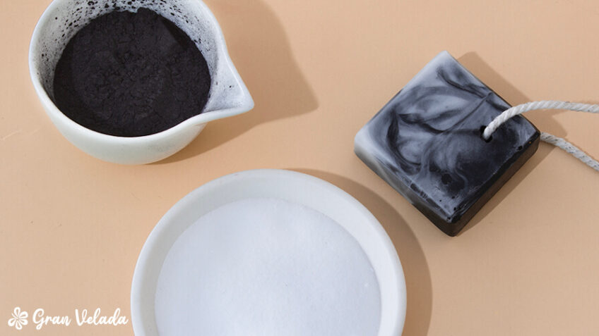 jabon exfoliante de carbon activo y bambu x